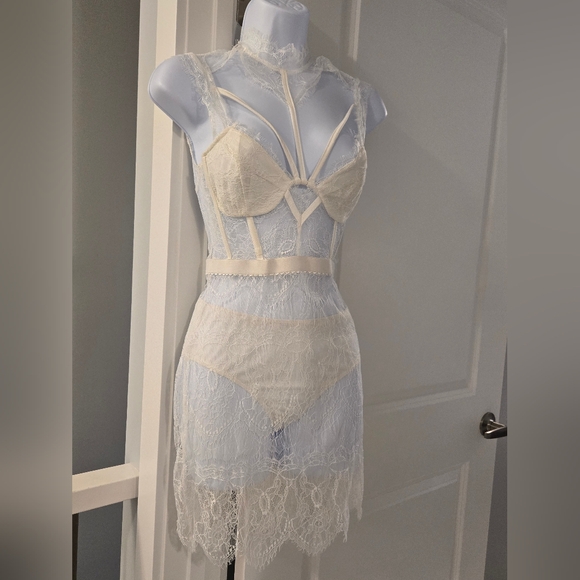 Fashion Nova Without A Trace Lace Dress - White. Size S. - Picture 5 of 14